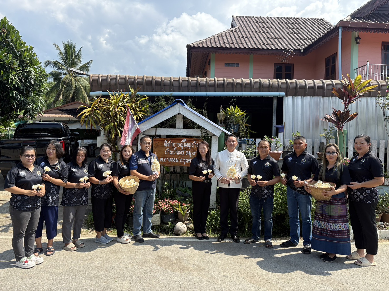 พช.ขุนตาล ร่วมกิจกรรมประดิษฐ์ดอกไม้จันทน์ สำหรับพิธีถวายพระเพลิงพระบรมศพ สมเด็จพระนางเจ้าสิริกิติ์ พระบรมราชินีนาถ พระบรมราชชนนีพันปีหลวง